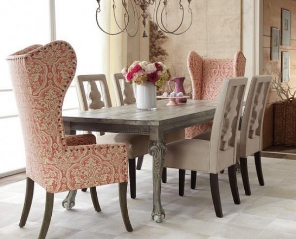 Salle à manger aux touches féminines Fleurs dans le vase très bien choisies selon la couleur