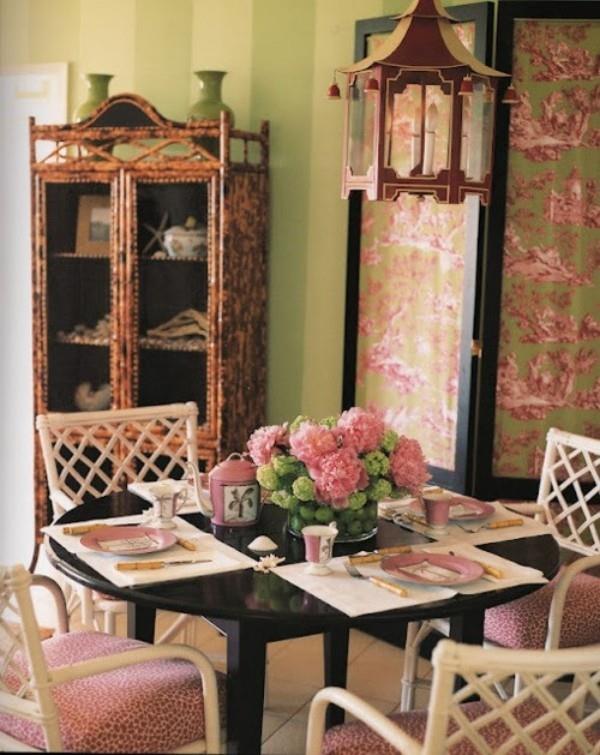 Salle à manger aux touches féminines, motif floral, table joliment dressée partout