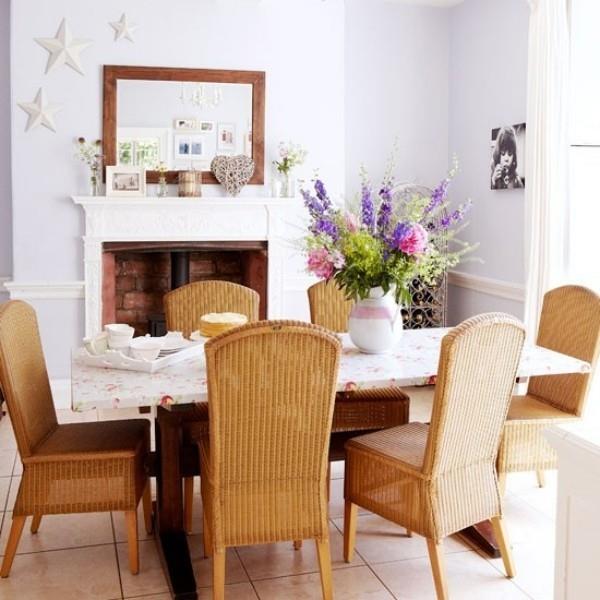 Salle à manger aux touches féminines miroir au-dessus de la cheminée