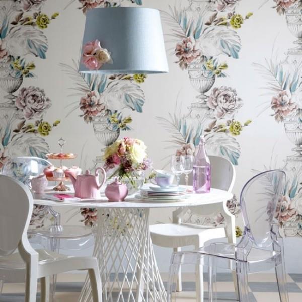 Salle à manger aux touches féminines murales roses stylisées sur fond bleu pastel