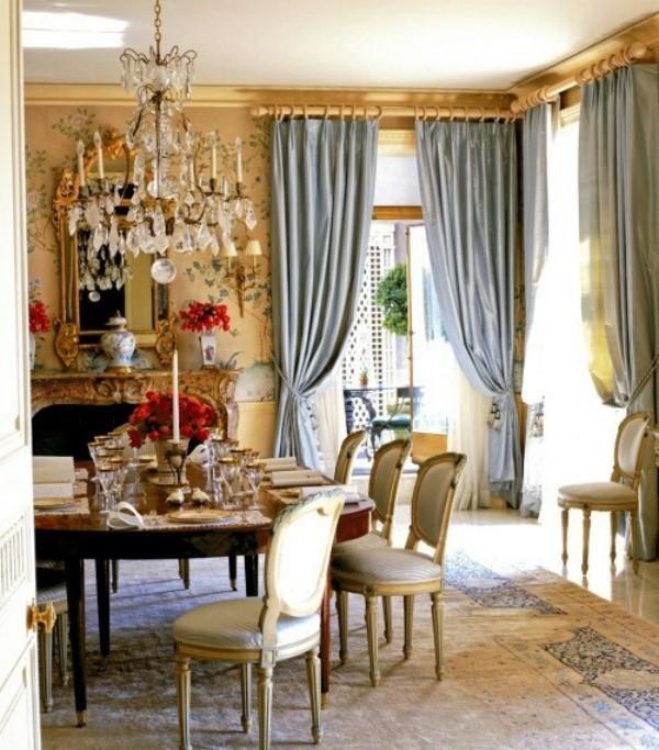 Salle à manger aux touches féminines, design de chambre coloré et à motifs