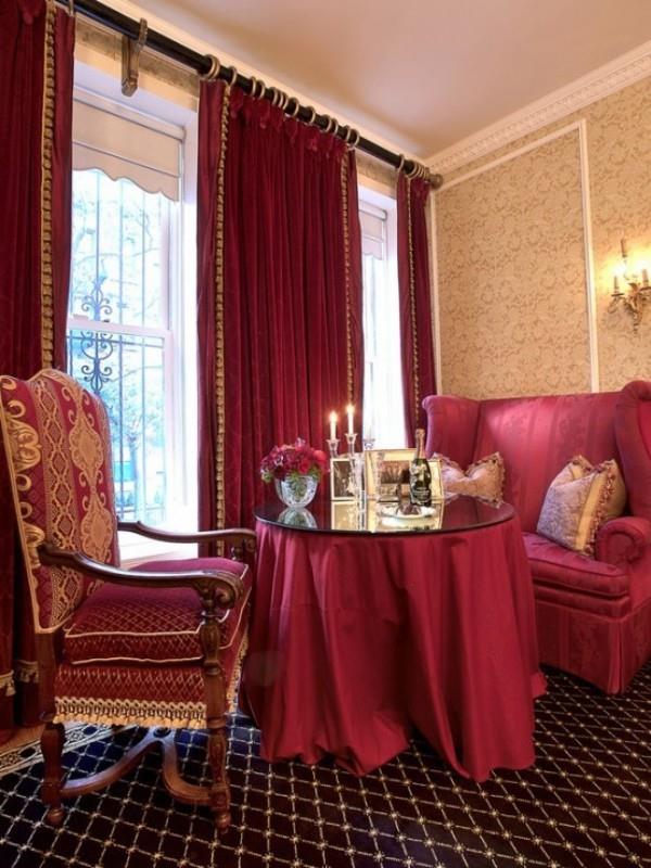 Salle à manger avec des touches féminines, design de chambre classique en rouge vin
