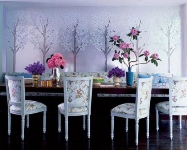 Salle à manger avec des touches féminines longue table à manger design floral et fleurs fraîches