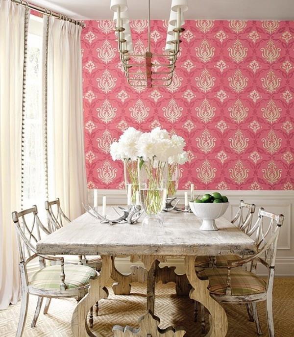 Salle à manger avec des touches féminines papier peint mural à jolis motifs dans un design de chambre rustique rose