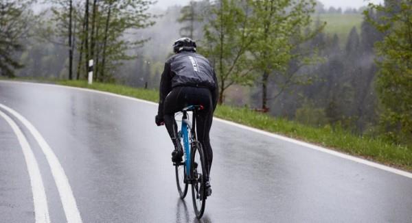 Odzież rowerowa - małe porady dotyczące zakupu dla hobbystów i profesjonalnych rowerzystów wygodnie nawet w deszczu