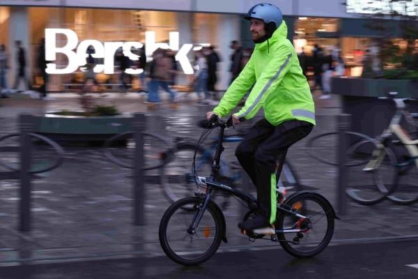 Odzież rowerowa - małe porady dotyczące zakupów dla hobbystów i profesjonalnych rowerzystów w deszczu na rowerze miejskim