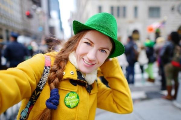 Les vacances irlandaises portent au moins un vêtement vert