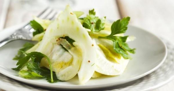 Tubercule de fenouil tranché avec du persil combiné dans une salade