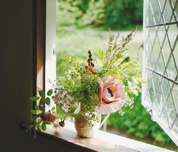 Décorer le rebord de la fenêtre pour l'été - des idées fraîches pour chaque décoration florale d'intérieur créative saisonnière