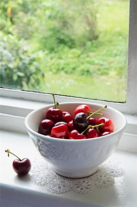 Décorer le rebord de la fenêtre pour l'été - des idées fraîches pour tout bol de cerises fraîches d'intérieur