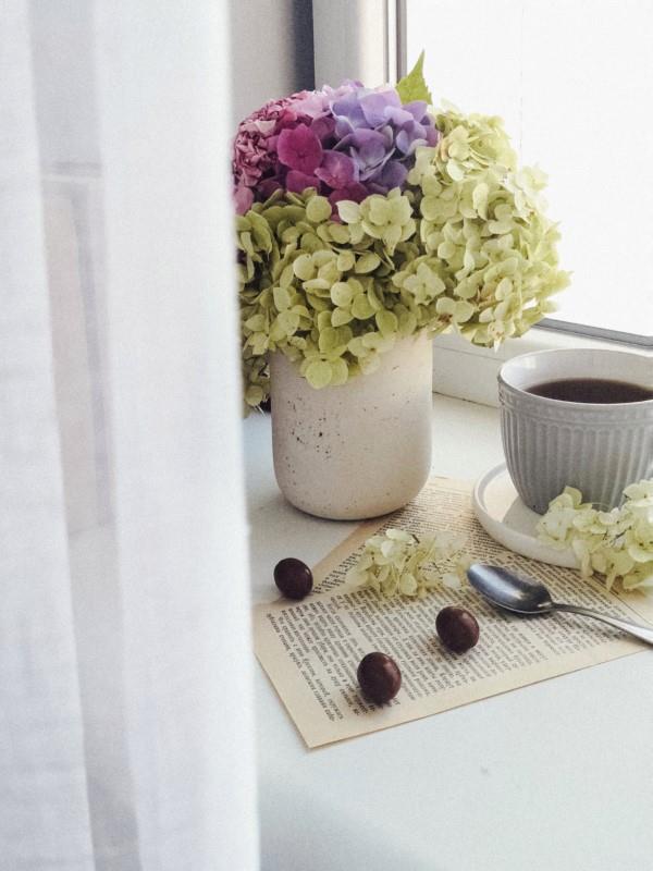 Décorer le rebord de la fenêtre pour l'été - des idées fraîches pour tout intérieur vase aux couleurs d'hortensia fleurs coupées