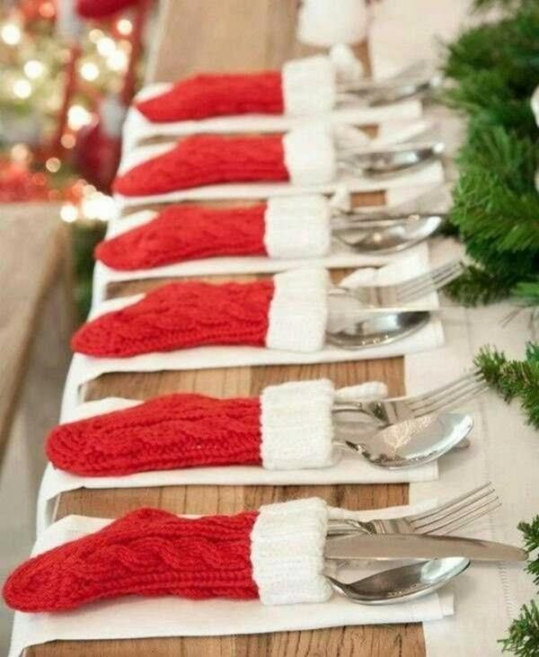 Les chaussettes rouges cousent vos propres sacs à couverts festifs pour Noël
