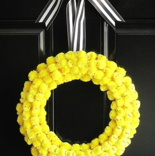 Świąteczne pomysły na dekoracje Wielkanocne żółte drzwi wejściowe z wieniec piskląt