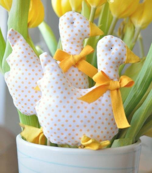 Świąteczne pomysły na dekoracje Wielkanocna żółta pluszowa kaczka cętkowana