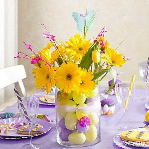 Świąteczne pomysły na dekoracje wielkanocne wiszące szklane jajka żółte kwiaty
