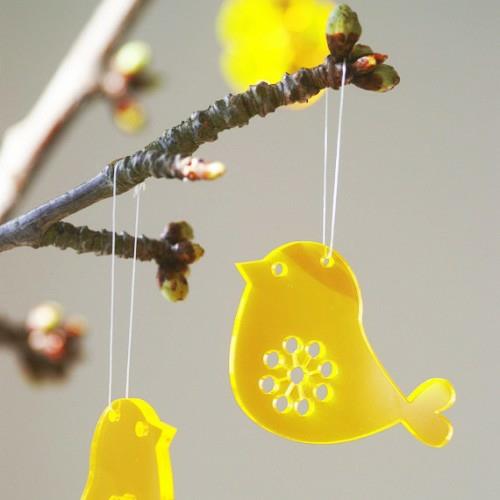 Świąteczne pomysły na dekoracje wielkanocnego wiszącego ptaka w kolorze żółtym