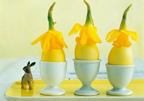 Dekoracyjne pomysły na żonkile z ceramicznymi jajkami wielkanocnymi