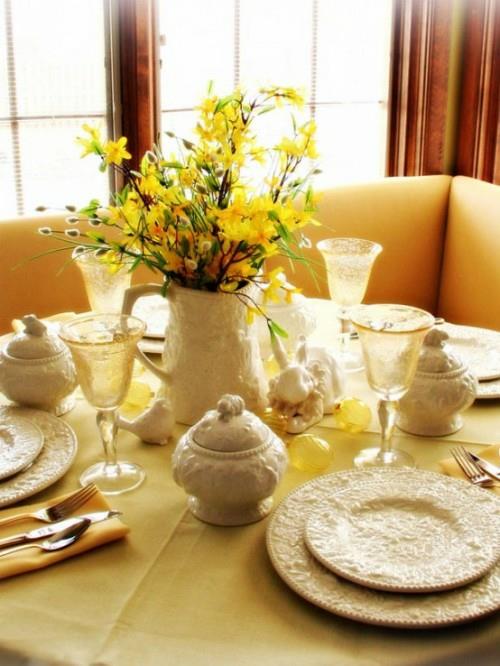 Pomysły dekoracyjne na wielkanocne talerze ceramiczne miski żółty stół
