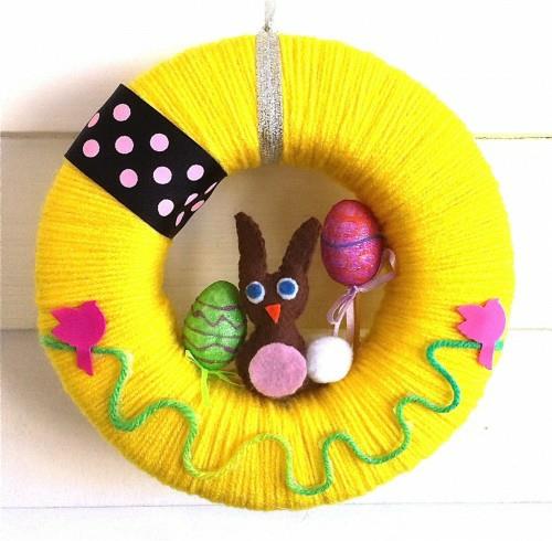 Świąteczne pomysły na dekoracje Wielkanocne wianki z włóczki jajka królicze
