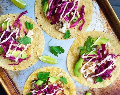 Grilluj ryby - grilluj dorsza na tacos, podawaj z surówką z awokado i czerwonej kapusty