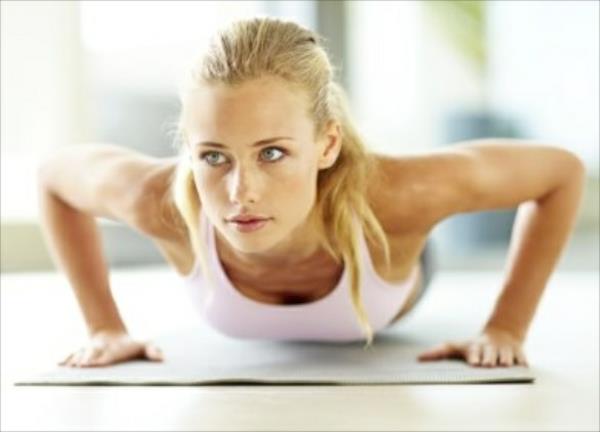 Équipement de gymnastique et d'exercice à la maison tapis couché