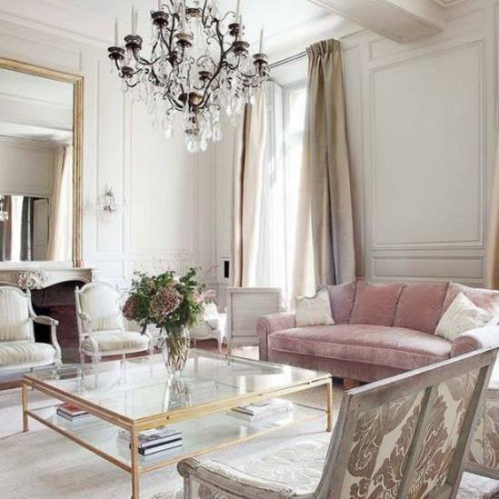 Francuski szyk we wnętrzu nowoczesny spotyka się ze staromodną, ​​delikatną, różową sofą