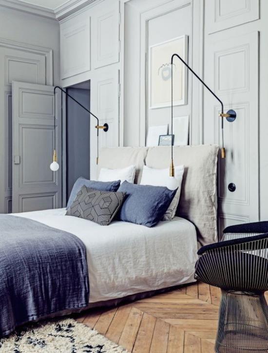 Francuski szyk we wnętrzu pięknej sypialni Szary dominuje w eleganckich niebieskich akcentach