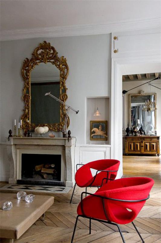 Francuski szyk we wnętrzu dwa nowoczesne fotele w krwistoczerwonym kolorze podkreślają w pokoju rzadkość