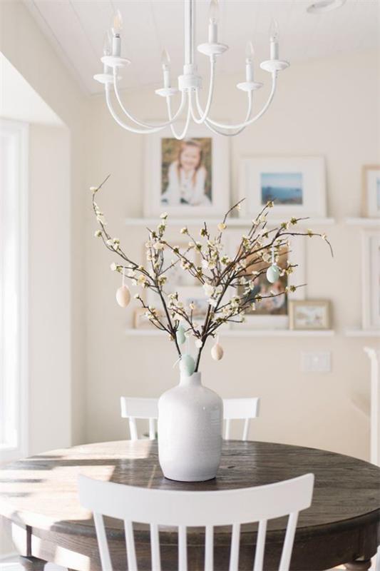 Wiosenna dekoracja z kwiatami wiśni okrągły wazon na stół z gałęziami wiśni Pisanki piękna biżuteria w jadalni