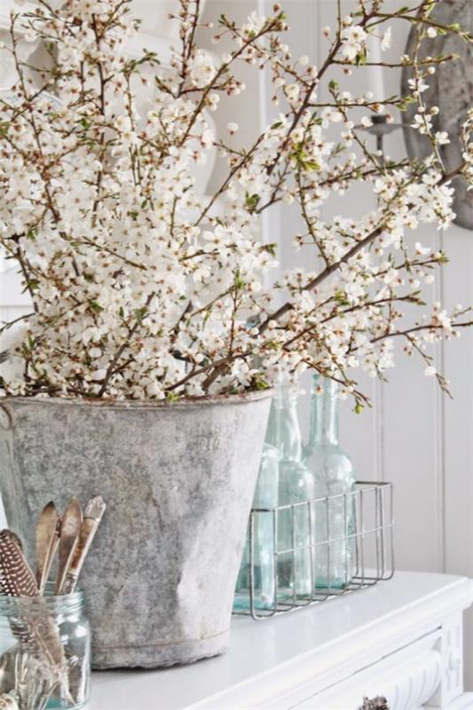 Wiosenna dekoracja z rustykalną dekoracją z kwiatów wiśni wiele gałęzi białych kwiatów w starym wiadrze