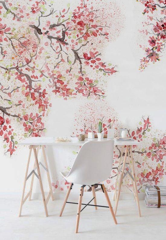 Wiosenna dekoracja z pięknymi tapetami ściennymi z kwiatami wiśni wnosi radosny nastrój
