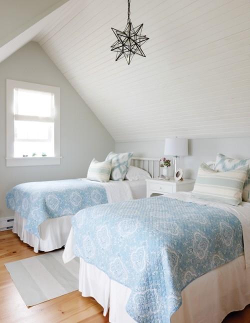 La brise fraîche de la mer bleue et blanche a conçu une chambre très accueillante