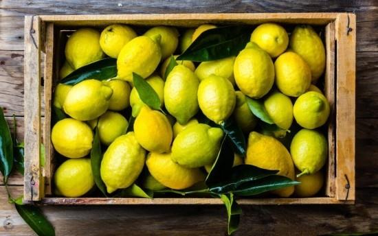 Citrons frais dans une boîte en bois Santé de la nature