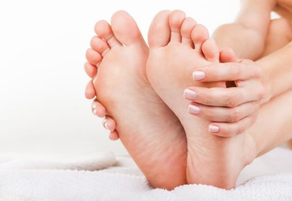 Les soins des pieds font vous-même un peeling des pieds