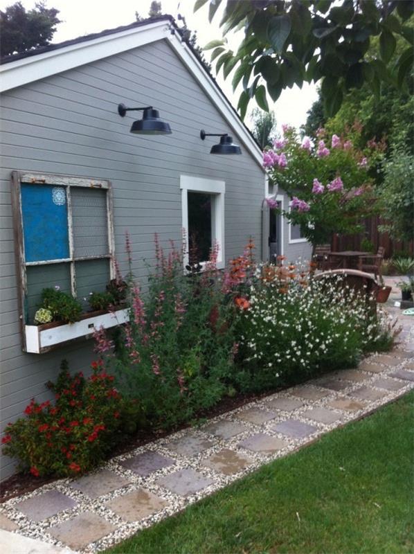 Les appuis de fenêtre de garage en tant que jardinières soulignent le style de la maison de campagne
