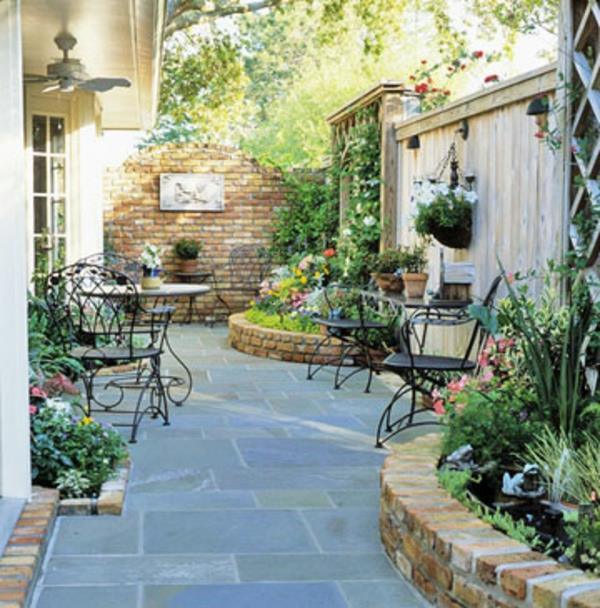 Klasyczny ogród i patio na dziedzińcu