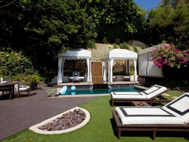 Jardin de rêve piscine foyer chaises longues dans le jardin