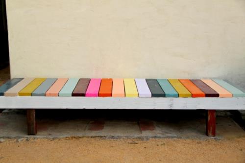 Banc de jardin lui-même couleurs ludiques