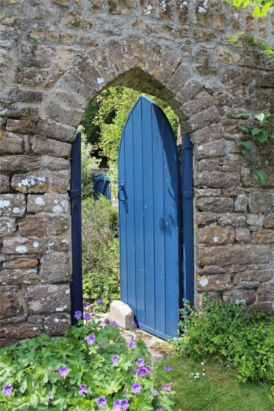 Brama ogrodowa drewniana niebieska