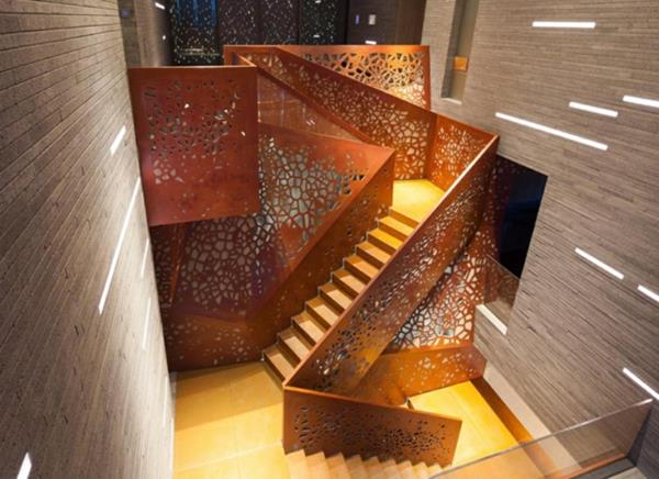 Escalier perforé en cuivre et contreplaqué Blickpunkt design arup
