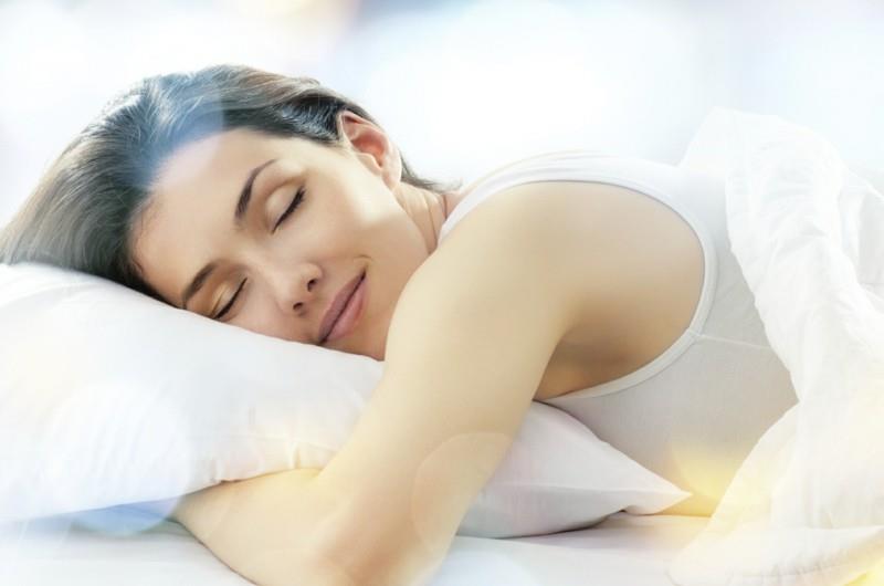 belle fille dort dans la chambre