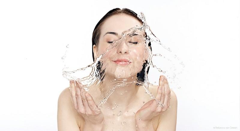 yeux-gonflés-conseils-santé-moyens-naturels-rafraîchissement-eau