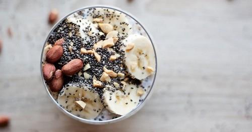 Zdrowa żywność Zdrowe śniadanie Jogurt grecki z orzechami chia i bananem pokrojonym na kawałki