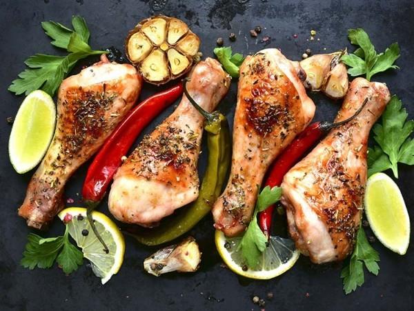 Zdrowe odżywianie sportowe kurczak grillowane warzywa zioła stół wieczorem