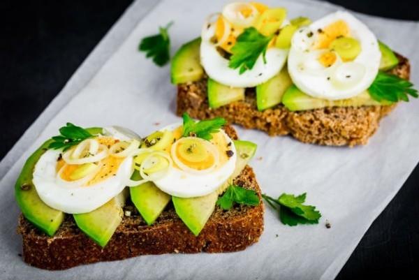 Zdrowe odżywianie dla sportowców Chleb pełnoziarnisty jajka awokado idealne na przerwę
