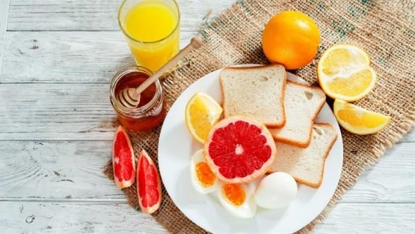 Zdrowe odżywianie sportowe kromka chleba z jajkiem egzotyczne owoce lekkostrawne zdrowe