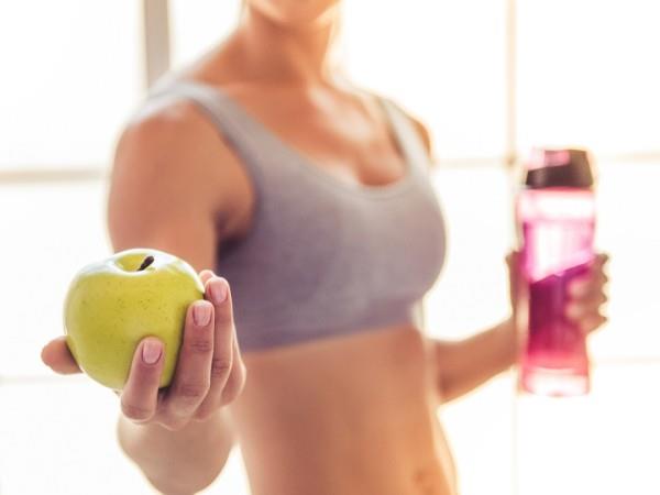 Zdrowe odżywianie dla sportowców Pij wystarczającą ilość wody Codziennie jedz jabłko