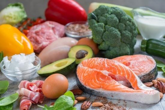 Spożywanie zdrowej diety ketogenicznej bogatej w tłuszcze bez węglowodanów z niską zawartością białka