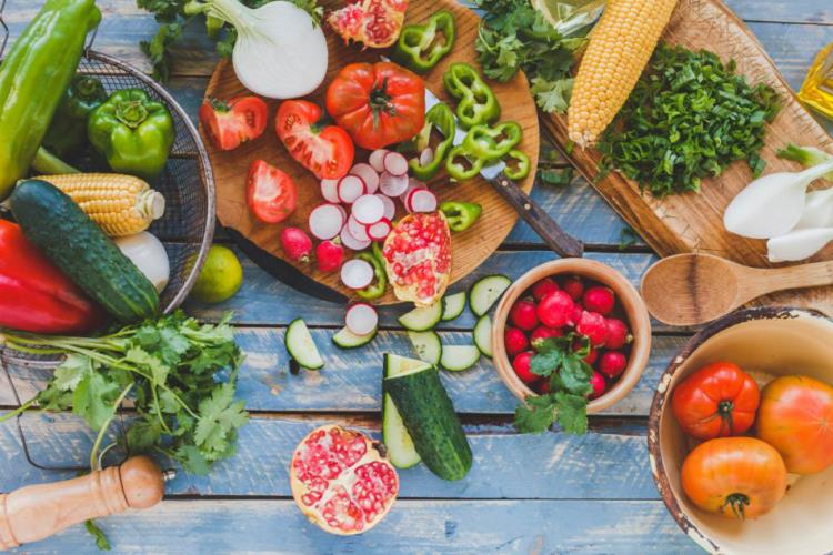 Zdrowa i zbilansowana żywność w czasach kryzysu koronowego Rzodkiewki Pomidory Ogórki Cebula Pietruszka