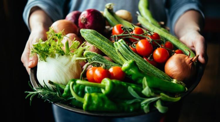 Zdrowe i zrównoważone odżywianie w czasach kryzysu koronowego, dużo warzyw, pomidorów, ogórków, selera, rozmarynu